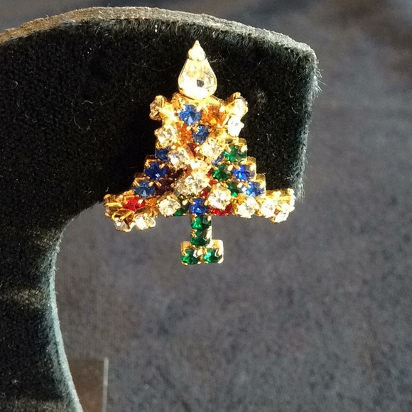 Vintage New Christmas Tree Earrings - Picture 2 of 4